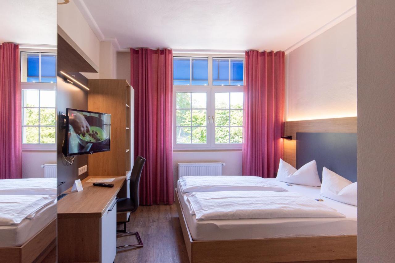 Hotel Avisa คาร์ลสรูเฮอ ภายนอก รูปภาพ